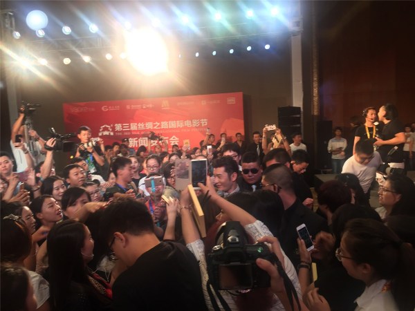黄晓明西安唐山人气爆棚 为粉丝准备礼物遭哄抢