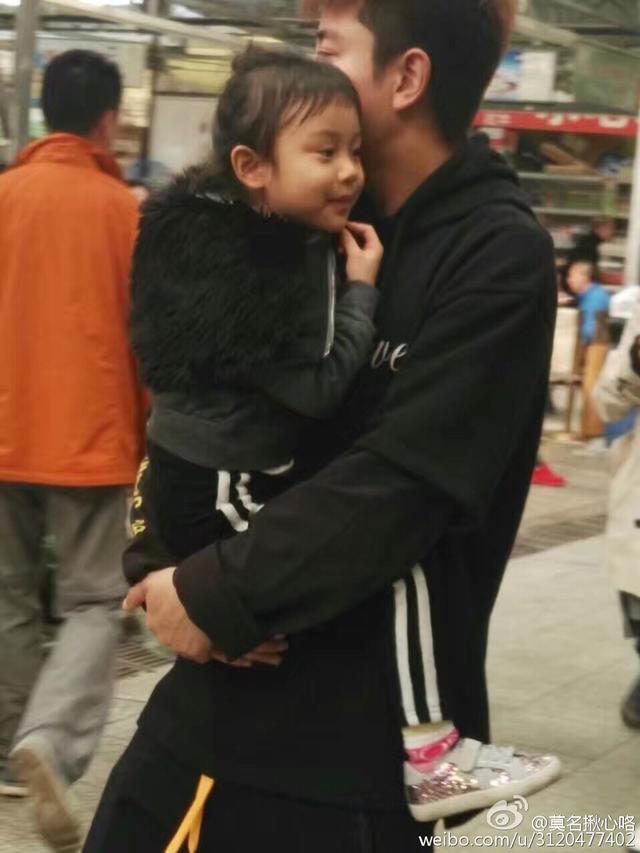 贾乃亮李小璐带甜馨市场买仓鼠,甜馨看仓鼠的