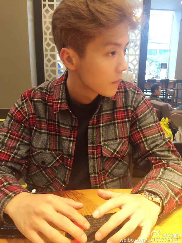 鹿晗晒照皮肤好 又穿那条万年破洞黑裤子