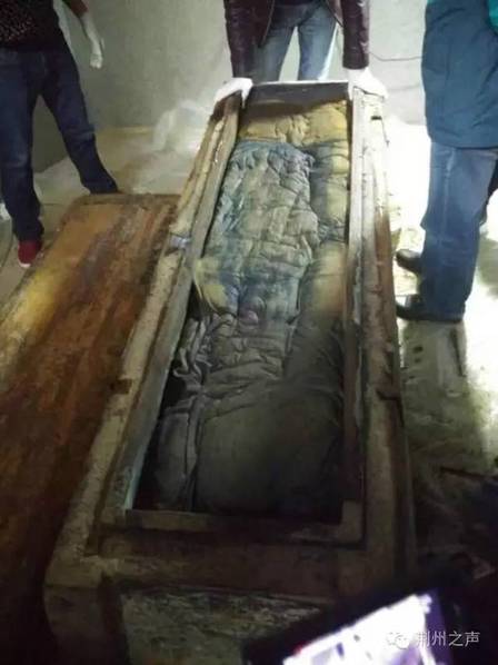 湖北明古墓现500年女尸 头发眉毛清晰可见