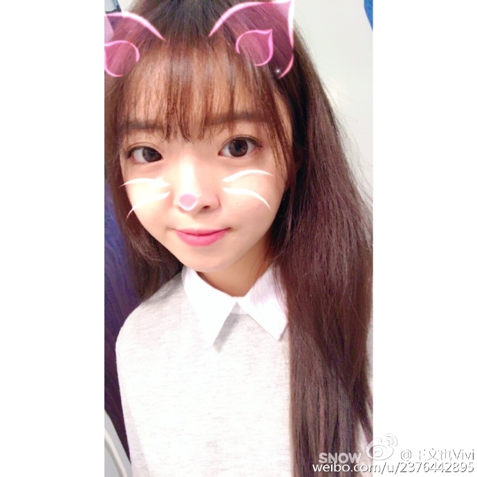组图:王中磊女儿卖萌自拍 兔眼可爱笑容甜美