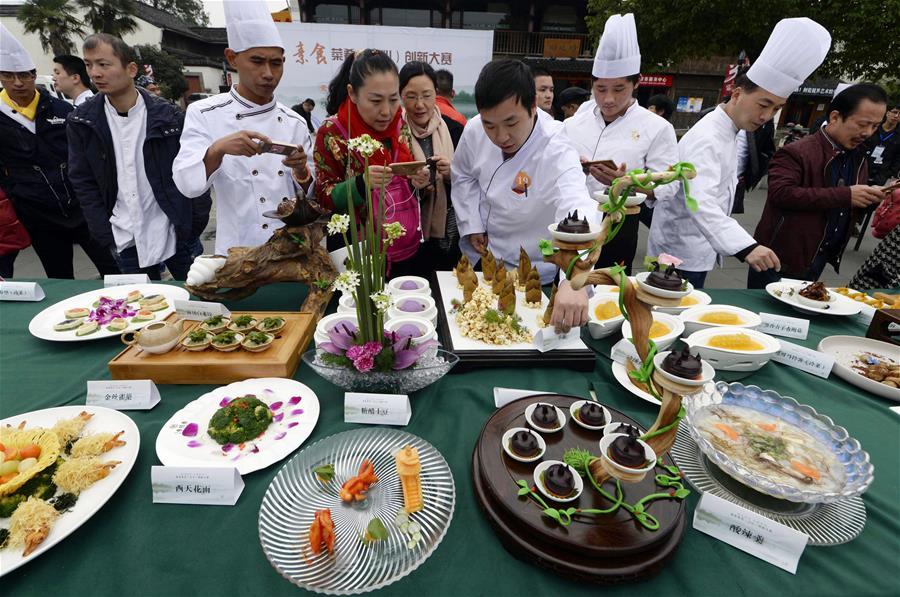 杭州举办素食菜肴创新大赛 厨师现场烹饪