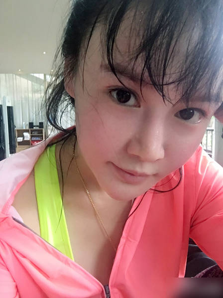 冉莹颖晒健身照 挥汗如雨大秀好身材