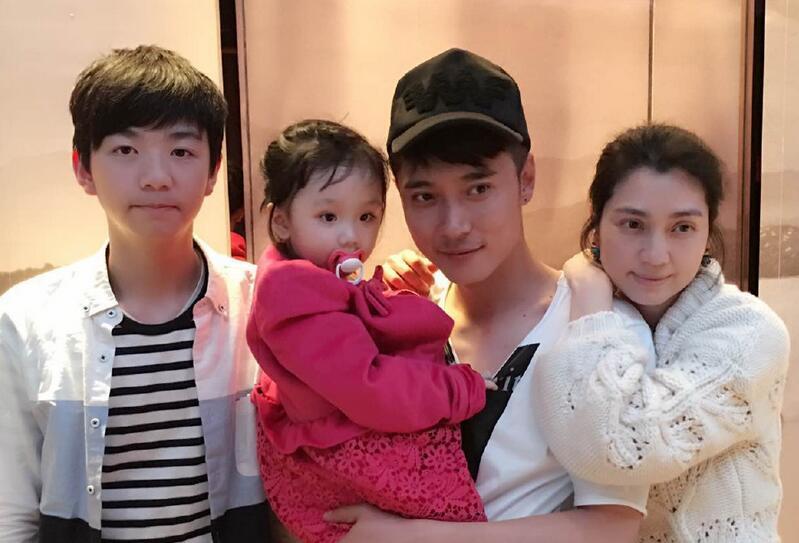 张丹峰晒一家四口合影 洪欣年轻漂亮儿女亲密