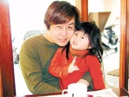 原来,1999年,郑智化与圈外人张钰雅结婚,之后为了家庭退出歌坛,开始