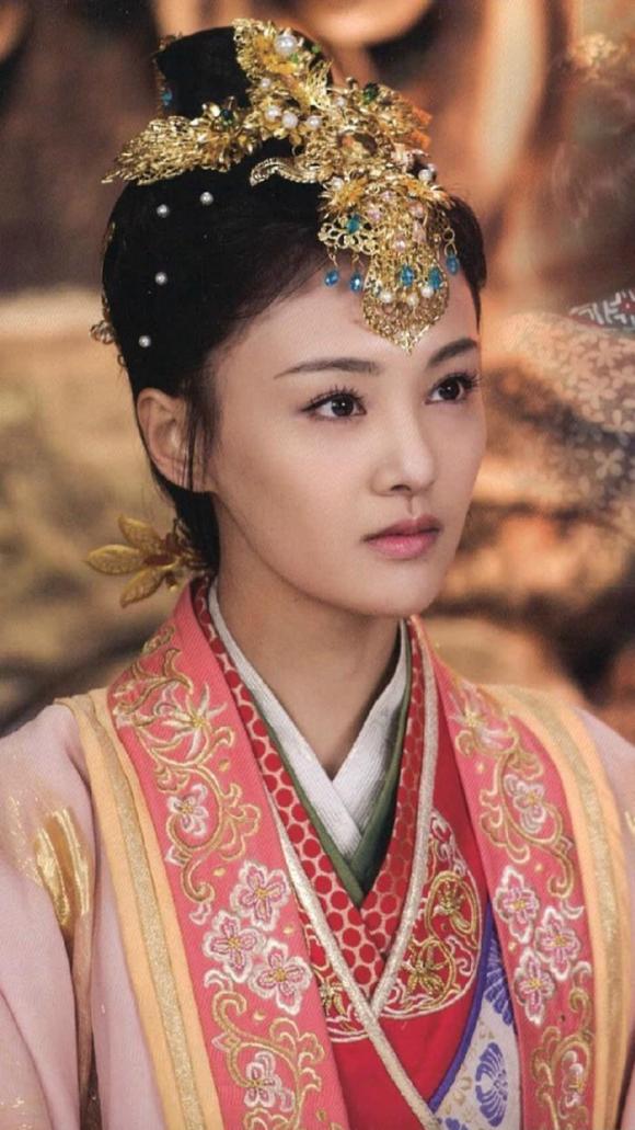 再来点郑爽和胡彩虹在《美人私房菜》中剧照,很少见的哦!