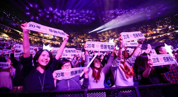 张惠妹上海演唱会数度落泪 粉丝高呼:你瘦了 张惠妹上海演唱会数度落泪 粉丝高呼:你瘦了