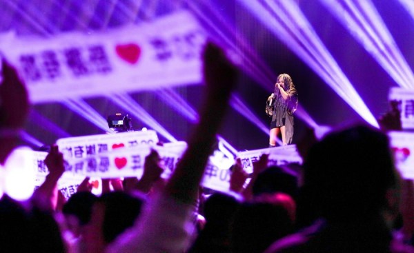 张惠妹上海演唱会数度落泪 粉丝高呼:你瘦了 张惠妹上海演唱会数度落泪 粉丝高呼:你瘦了