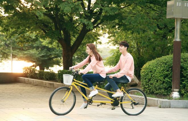 韩孝周与李钟硕骑自行车.