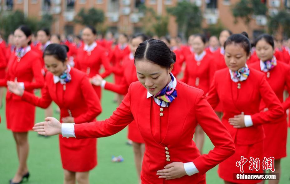 成都学校老师独创《空乘礼仪操 准空姐空少齐跳舞