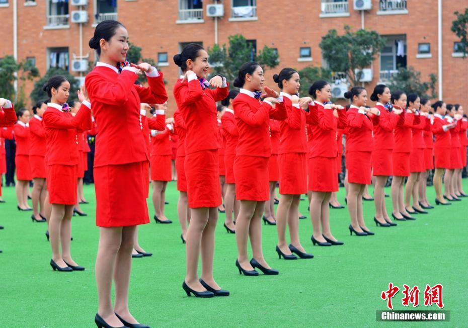 成都学校老师独创《空乘礼仪操 准空姐空少齐跳舞