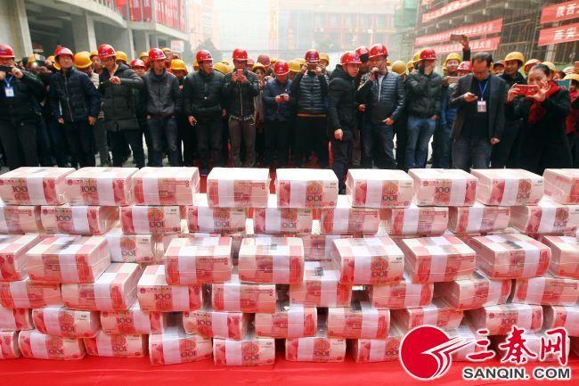 工地给农民工发工资 1200万现金堆成山