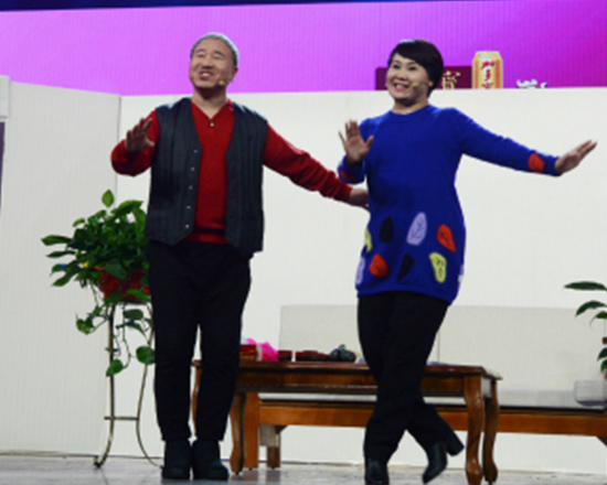 王小利带着儿子王亮和妻子李琳表演节目