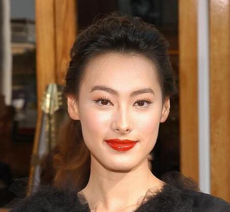 梁洛施,梁洛施小时候家庭也很穷,有时候家里一个月都不到1000元钱.