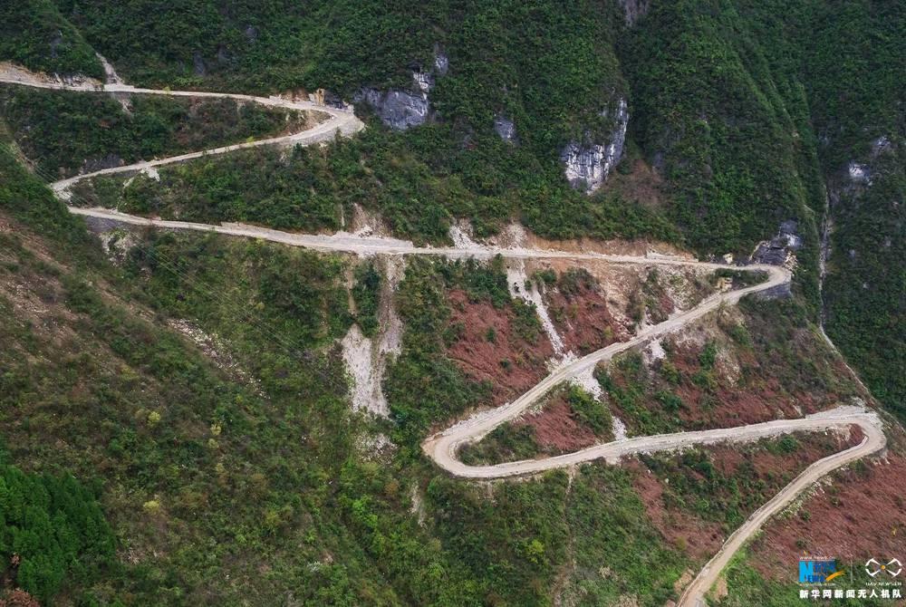 巫山千米海拔崖壁上"挂"着一条近8公里长公路,村民修