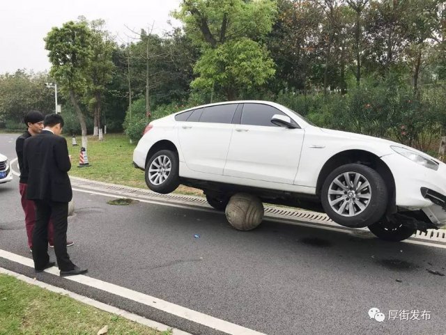 司机开车撞上石墩 网友:宝马顶了个球