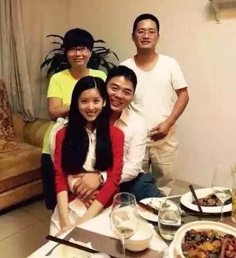 刘强东   章泽天的父母真的是很年轻,感觉刘强东比岳父还要显得老一
