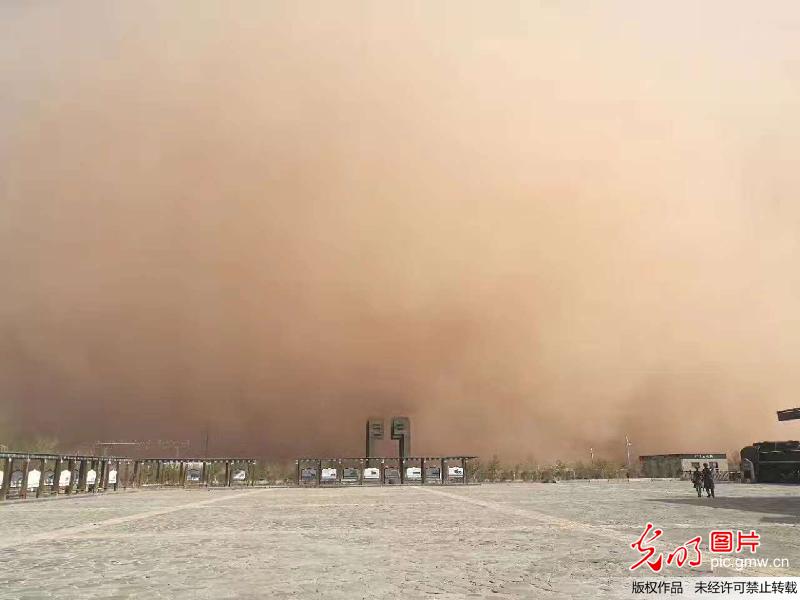 内蒙古遭遇沙尘暴天气