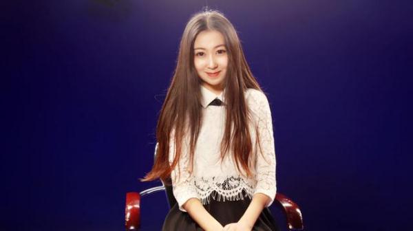 李倩如 腾讯娱乐讯近日,广东财经大学甜美校花李倩如,在约战女神比赛中一举获得人气女神奖,之后更是以一组清纯校园写真,受到网友关注。照片中的她,清新自然宛如初恋的模样,仿佛把大家带到回到那些与青春有关的日子,走在漂亮的校园里,就像夏天的一抹清风。她自然可爱不做作的外表和才艺深受网友欢迎,被媒体誉为演艺圈冉冉升起的一枚新星。 李倩如上大学后便已经开始参与接触各类唱歌主持活动,全面多栖发展。不仅形象靓丽,品学兼优,还获得16届中国国际动漫节配音大赛全国三等奖;参与录制广东卫视《为你而唱》节目等多