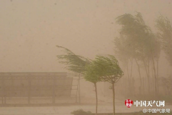 内蒙古多地现扬沙天气 局地现特强沙尘暴