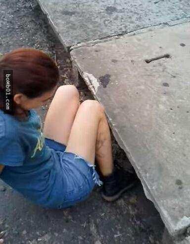 美女路上突然钻进超窄的洞里, 知道真相后被感动了!