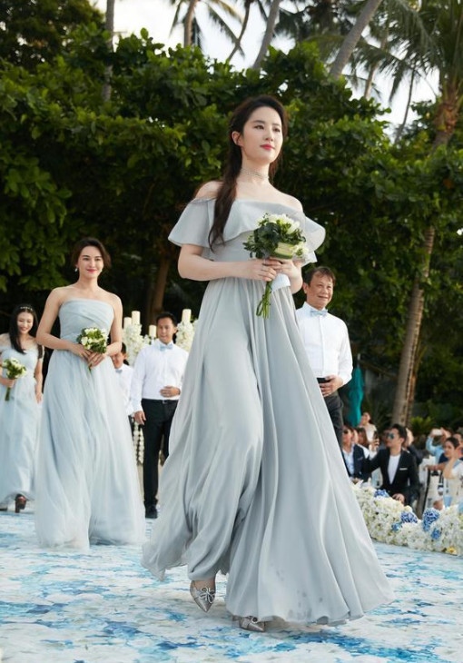 当天刘亦菲一身铁灰色纱质小礼服亮相大抢新娘风头.