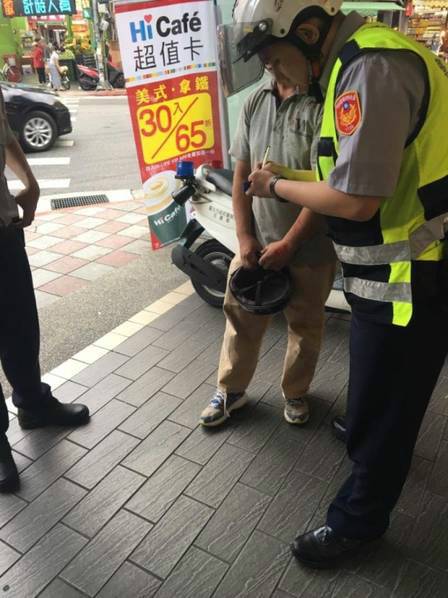 情侣骑电动车被挡去路 拿头盔怒砸老人