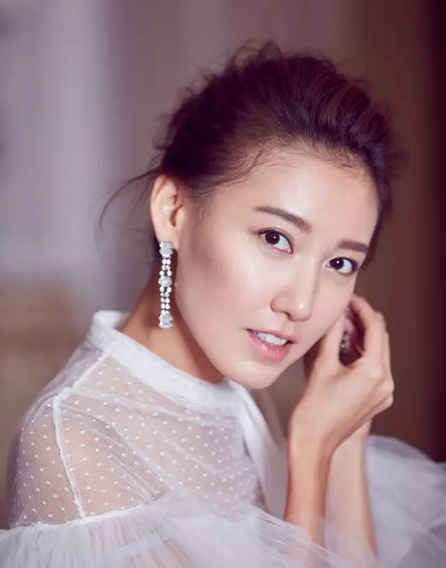 她气质堪比高圆圆出道多年零绯闻 今儿女双全老公成迷
