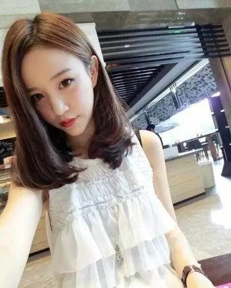 这款不长不短的减龄发型,让你美的刚刚好