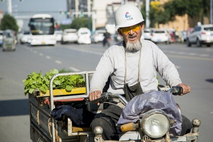 84岁大爷进城街头卖菜 小伙看了心疼全买完