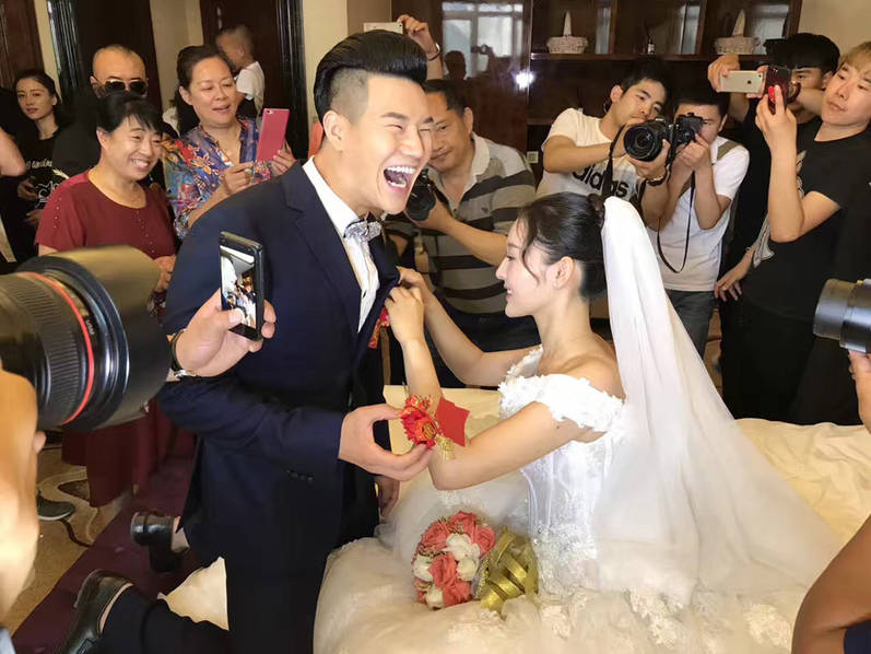 "小兵张嘎"谢孟伟家乡办婚礼 抱着美娇妻一脸幸福!