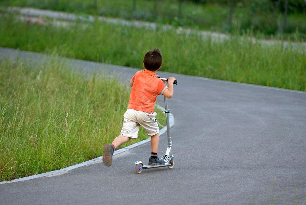五岁男童骑滑板车迷路 警民联手帮其寻家人