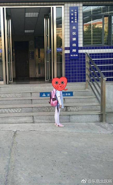 6岁小女孩因撒谎,被母亲丢在派出所门口罚站