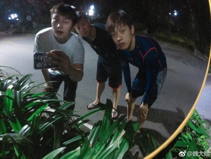 昨天晚上魏大勋在微博中晒出自己运动的照片.