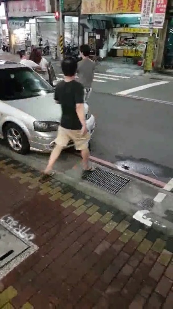 女子怀孕后得知自己是小三 被男子痛殴倒地