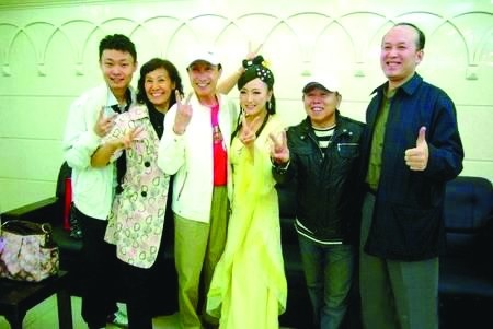 60岁巩汉林全家近照曝光 美艳儿媳妇很抢眼