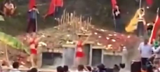 坟头蹦迪不再是段子,葬礼现场惊现火辣女子热舞