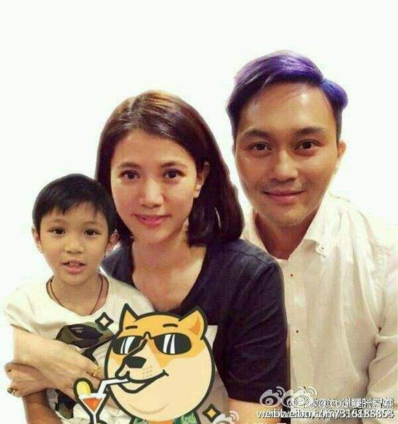 袁咏仪在微博上写道:"mummy and son"并艾特老公张智霖,一家三口的