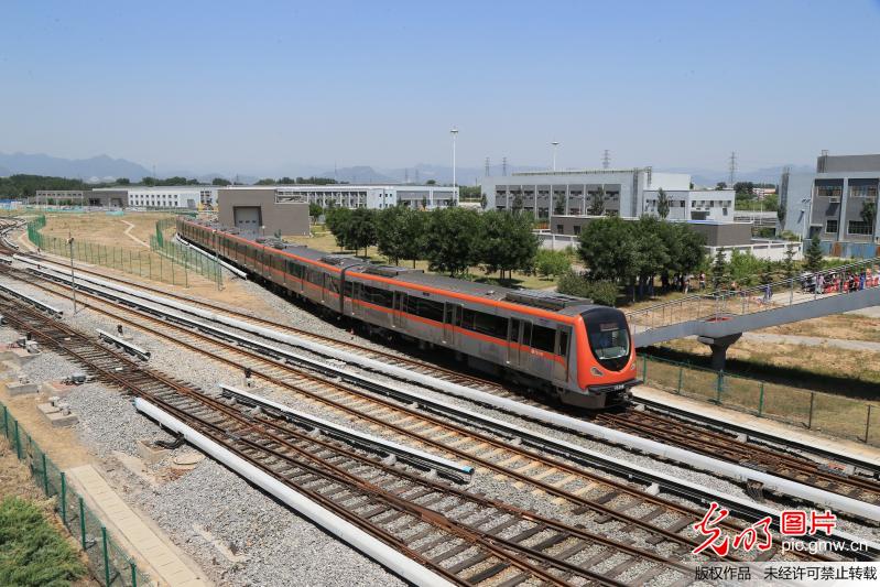 2017年6月1日,北京燕房线地铁列车在阎村北站运行调试.