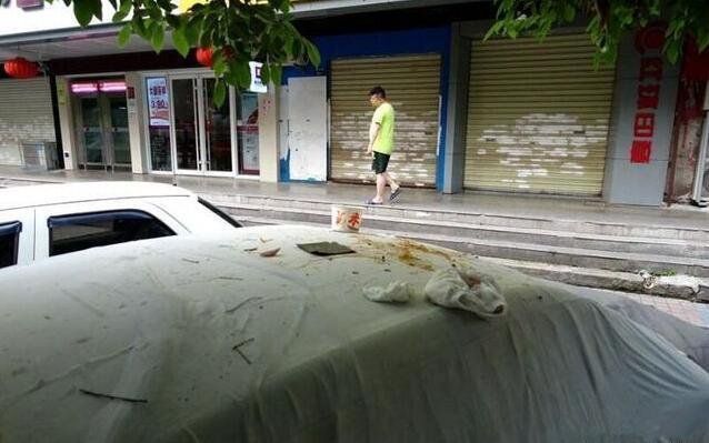 高空抛落的垃圾把平台的玻璃都砸破了,他们刚刚把平台上的垃圾清理