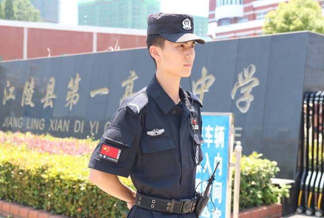 高考最帅巡特警走红 网友:想回去高考(组图)