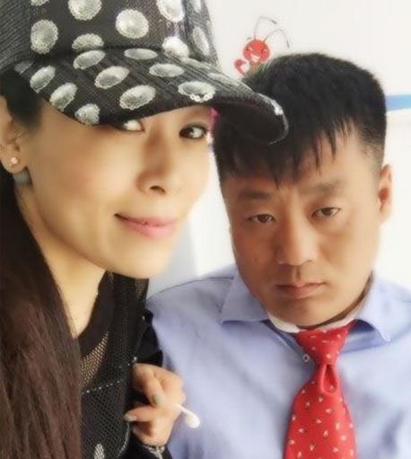 几天后,朝思暮想的女友杨晓茹来突然出现在眼前,让宋晓峰恍若梦中.