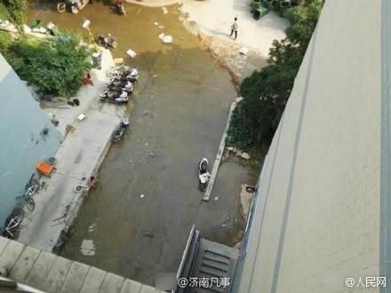 济南大学下水道化粪池爆炸 校园被粪便包围