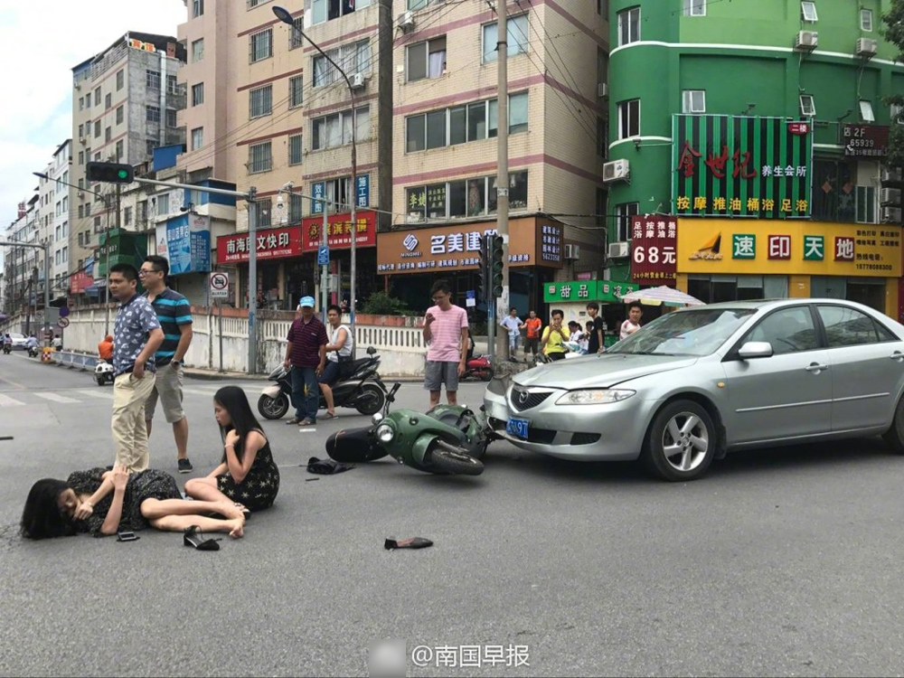 南宁车祸:两女子被撞躺路不能动弹