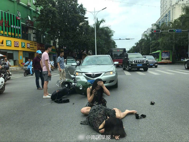 南宁车祸:两女子被撞躺路不能动弹