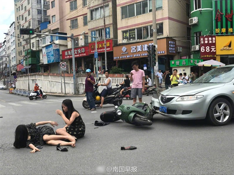 南宁车祸:两女子被撞躺路不能动弹