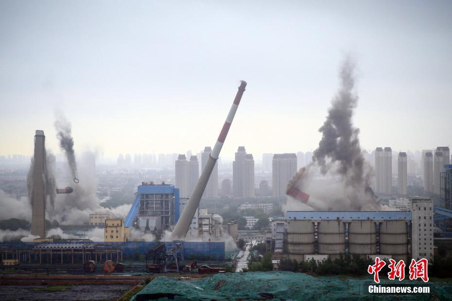 天津爆破热电厂烟囱水塔 700公斤炸药震撼似大片