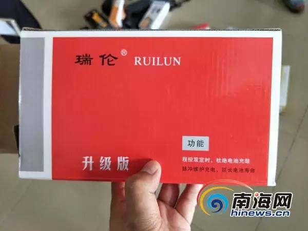 海口质监、工商执法人员现场查获的涉嫌不合格电动车充电器。南海网记者 姜飞 摄 调查显示:不合格充电器无自动断电功能 火灾隐患大 根据全国各地消防部门公布调查数据显示,有75%的电动自行车火灾是在充电时发生的,充电器过负荷、电气线路短路等故障都是引发火灾电动自行车的主要原因。央视也曝光了市面上电动自行车充电器的风险检测结果,显示90%样品不合格。此次风险检测样品来自实体专卖店、售后维修点、网络电商等采样点,在全国范围内随机购买不同企业、不同品牌、不同型号的产品30批次,其中100元以下27批次