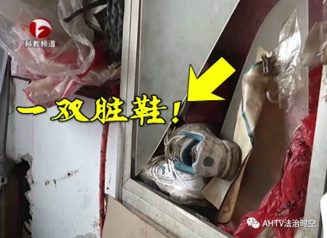 不仅后厨灶台脏乱不堪铁锅锈迹斑斑,洗碗池里漂浮着不明物体,更有熟食