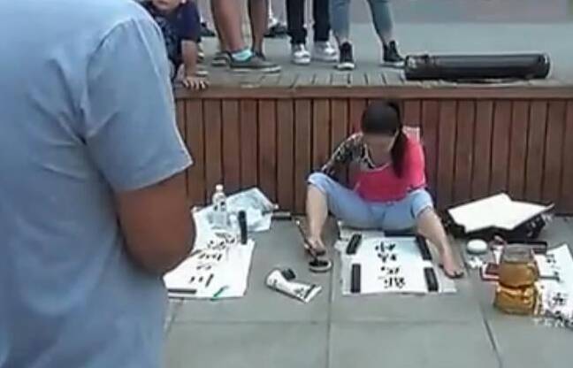 街头独臂女子做这种事月入过万,仔细一看让人傻眼了!